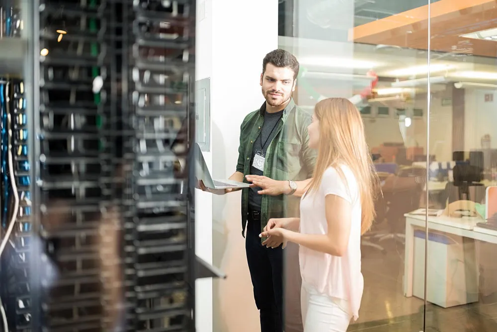 Equipo de LumaCloud revisando infraestructura en datacenter